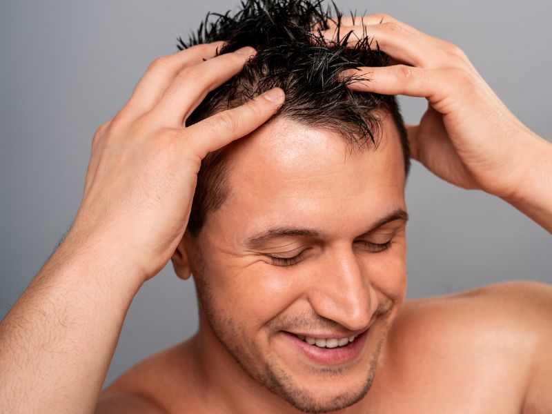 Capelli effetto bagnato uomo: ecco come farli